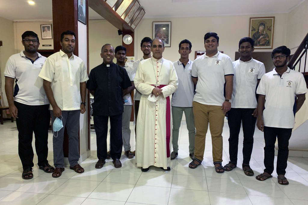 The new Bishop of Kandy, Sri Lanka, Rt. Rev. Dr. Valence Mendis paid a visit to our Redemptorist Studentate in Kandy, in the Region of Colombo, on 9th February 2022, just three weeks after his installation in the diocese. After informally conversing with our students, he blessed the new plaques of our entrance. Later he joined at dinner with the Studentate community and had pleasant things to say about the Redemptorists. This is his first visit to a religious community in the diocese as the new Bishop of Kandy.